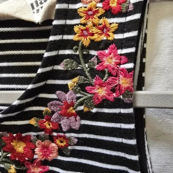Savanna Jane White Black Striped Sleeveless Top Floral Embroidery Small Tank - Picture 4 of 9